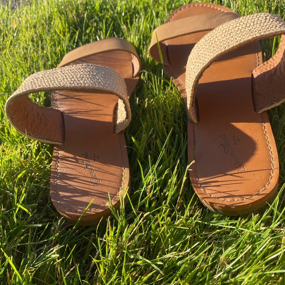 Universal thread sandals